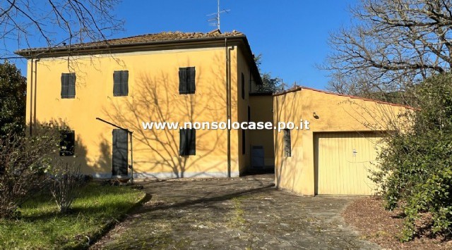 Montemurlo: Villa indipendente libera su 4 lati con giardino e garage